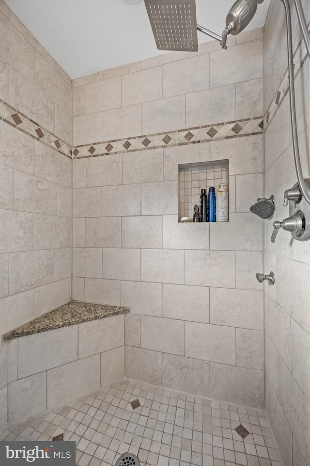 full bath featuring tiled shower