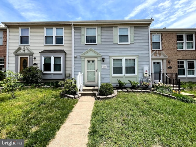 townhome / multi-family property featuring a front yard