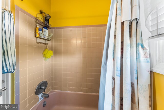 bathroom featuring shower / bathtub combination with curtain
