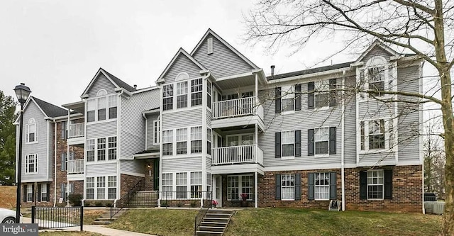 view of front facade featuring brick siding and a front yard