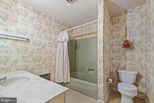 320 Dawn Ave, Woodstock, VA 22664 - bathroom with wallpapered walls, a textured ceiling, baseboards, shower / tub combo with curtain, and toilet
