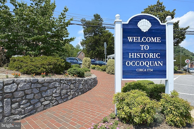 view of community / neighborhood sign