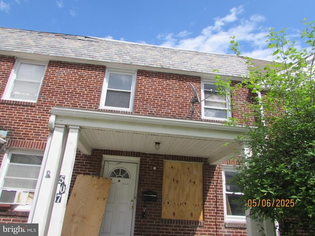 view of front facade with brick siding