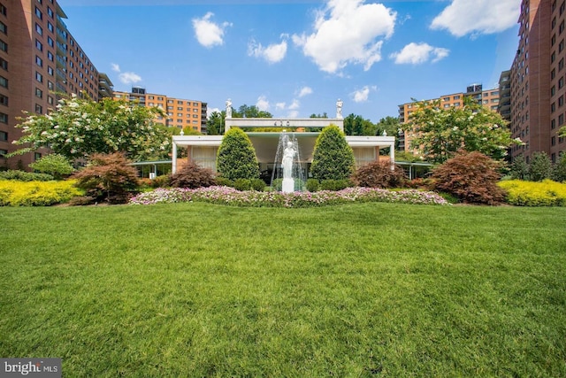 4201 Cathedral Ave NW Unit 415E, Washington, DC 20016 - view of green lawn