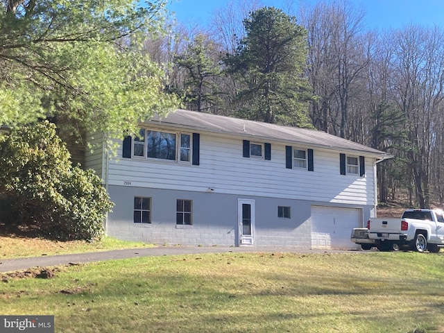 view of front facade featuring an attached garage and a front yard