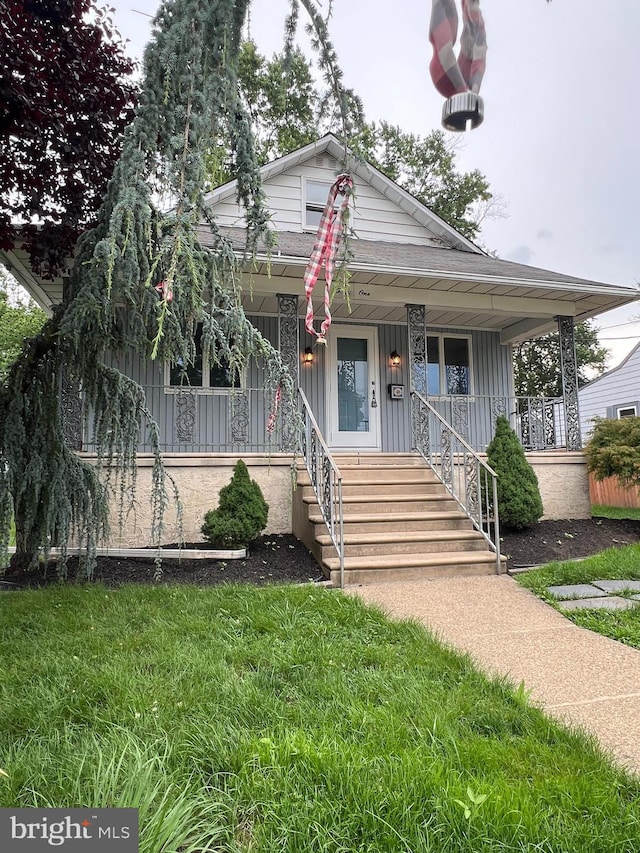 41 N Clinton Ave, Maple Shade, NJ 08052 - bungalow-style house featuring board and batten siding, covered porch, and a front yard