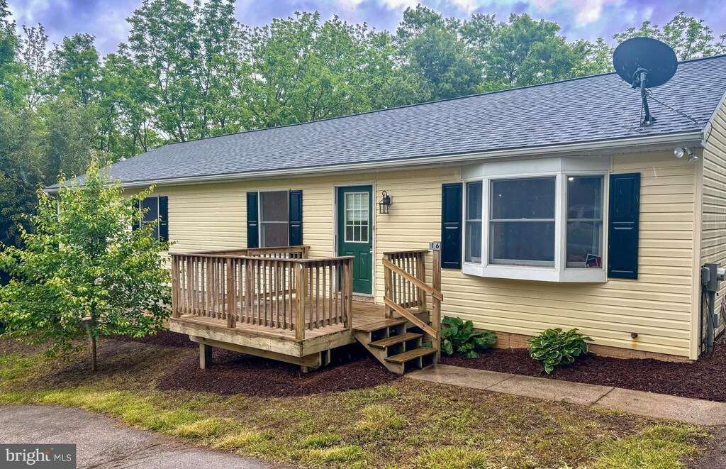 16 Red Oak Trl, Delta, PA 17314 - view of front of house featuring a deck and a shingled roof