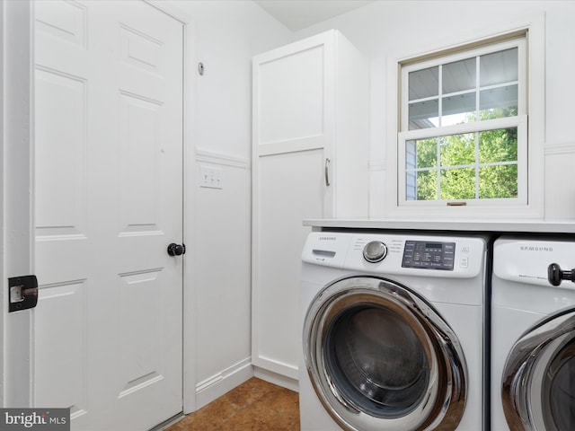 35513 Sourwood Pl, Round Hill, VA 20141 - clothes washing area featuring independent washer and dryer and cabinet space