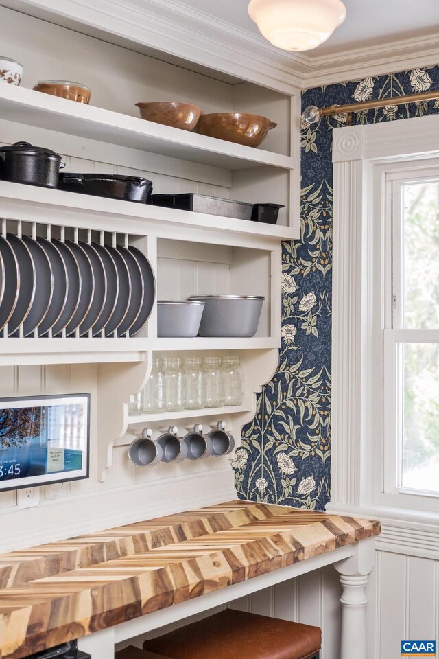 2010 White Bridge Rd, Waynesboro, VA 22980 - detailed view of wallpapered walls and crown molding