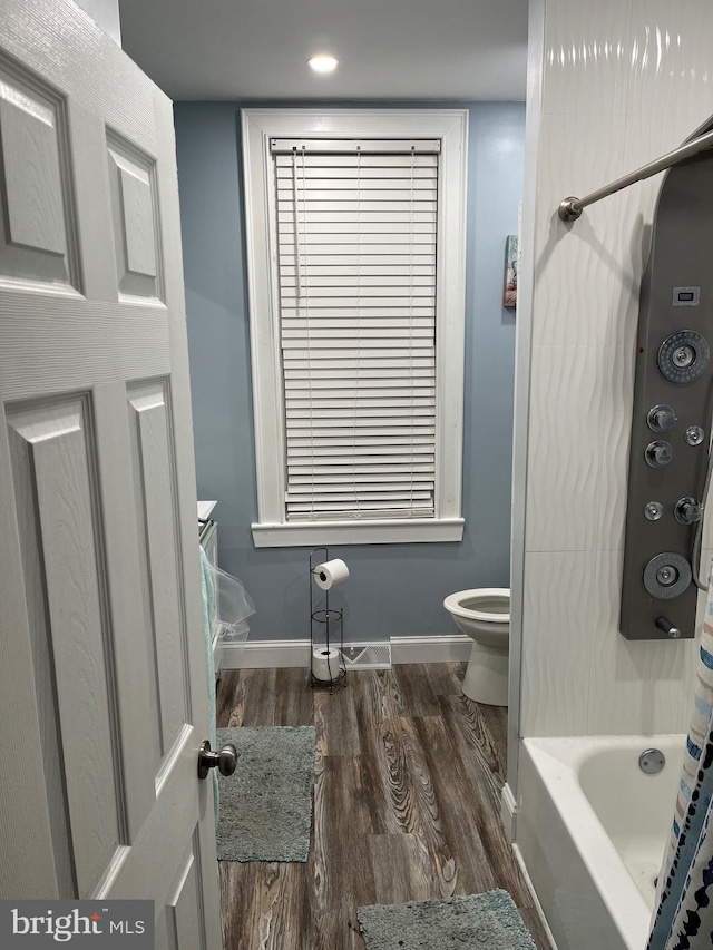 550 N 58th St, Philadelphia, PA 19131 - full bath with wood finished floors, toilet, baseboards, shower / tub combo with curtain, and recessed lighting