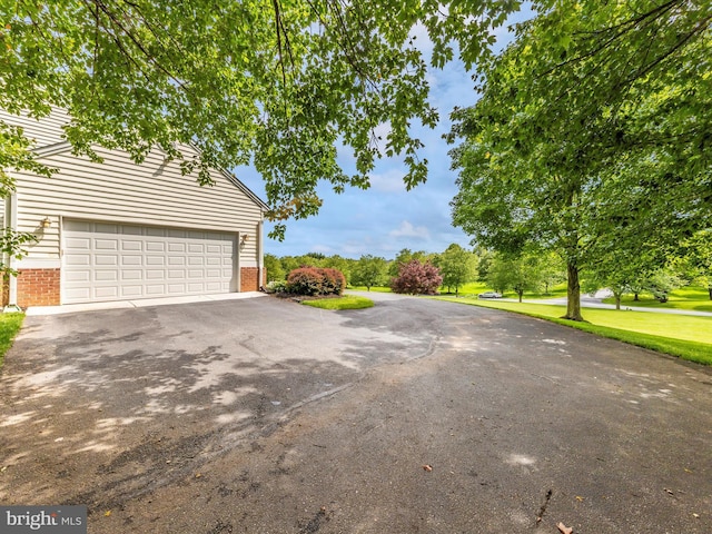 16013 Pheasant Ridge Ct, Woodbine, MD 21797 - garage featuring asphalt driveway