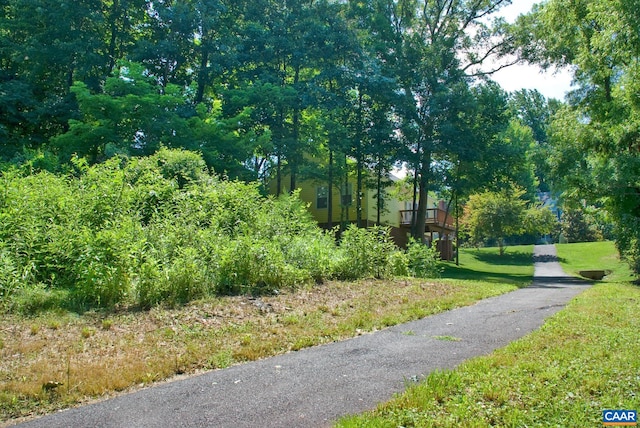 view of property's community featuring a lawn