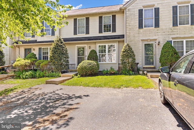 view of property featuring a front yard