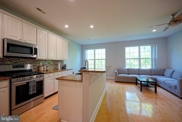 36 Crows Nest Ct, Mount Laurel, NJ 08054 - kitchen with appliances with stainless steel finishes, a sink, light wood-style flooring, plenty of natural light, and recessed lighting