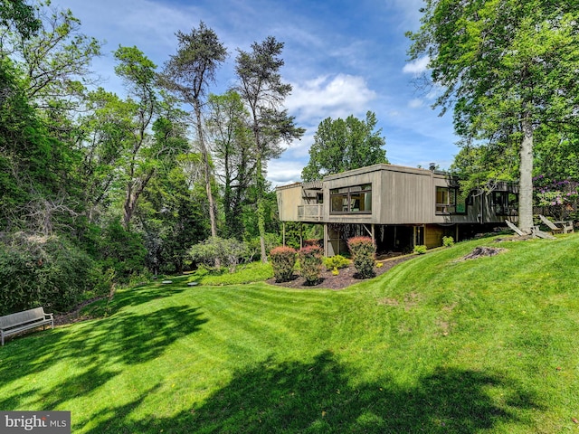 2025 Skyline Rd, Towson, MD 21204 - view of grassy yard featuring a deck