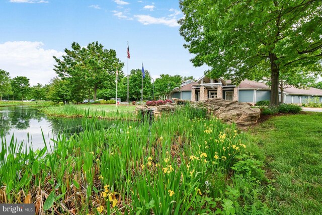view of yard featuring a water view