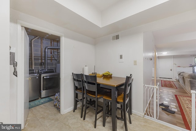 7233 Jillspring Ct Unit 18C, Springfield, VA 22152 - dining space featuring baseboards and washing machine and clothes dryer