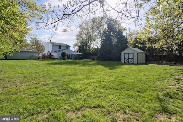 140 Grandview Ave, Hamilton, NJ 08620 - view of grassy yard featuring a storage shed and an outbuilding