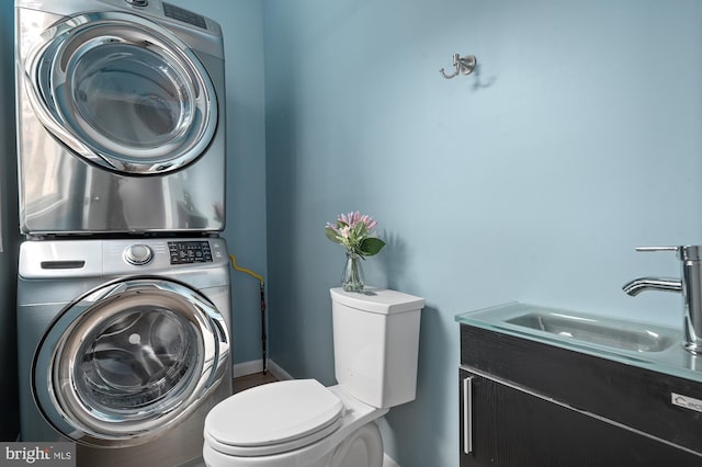 2332 E Baltimore St E, Baltimore, MD 21224 - laundry room with stacked washer / drying machine and baseboards