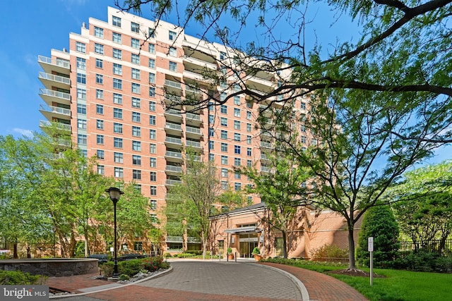 view of apartment building / complex with fence
