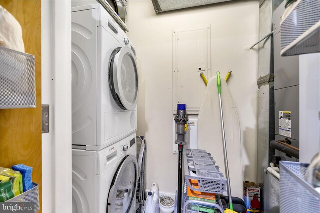 laundry room featuring estacked washer and dryer