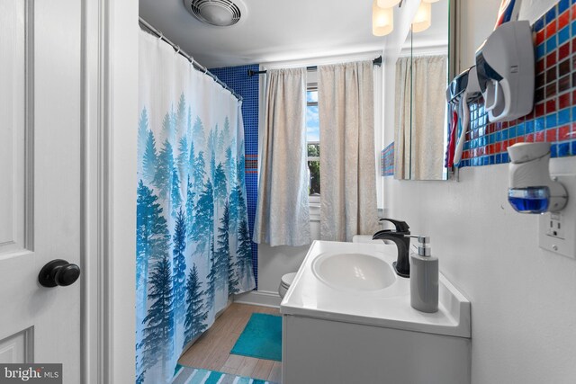 8031 Stratman Rd, Baltimore, MD 21222 - full bath featuring vanity, wood finished floors, curtained shower, and toilet