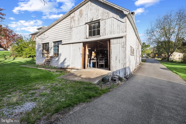 16 N Maple Ave, Smithsburg, MD 21783 - back of house with a barn, a yard, and an outdoor structure
