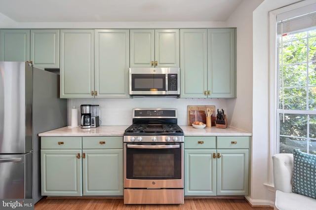 45 Arell Ct, Alexandria, VA 22304 - kitchen featuring stainless steel appliances, green cabinetry, and light countertops