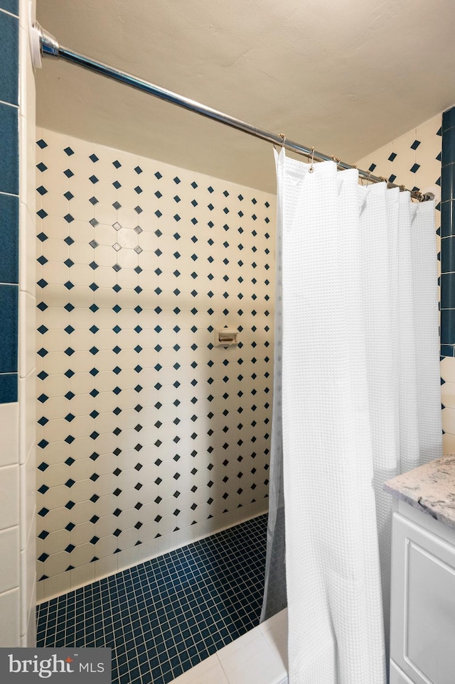410 Arthurs Round Table, Wynnewood, PA 19096 - bathroom with a shower with shower curtain, vanity, and tile patterned flooring