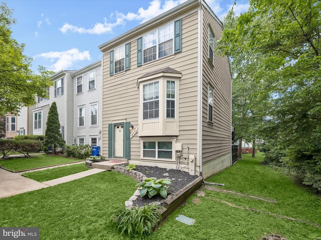 view of front of property featuring a front yard