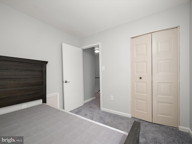 unfurnished bedroom with carpet flooring, baseboards, and a closet