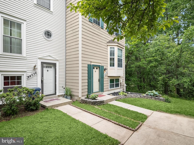view of front of house featuring a front lawn