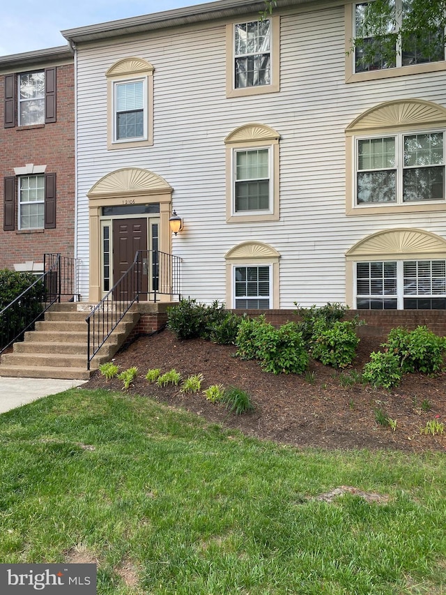 12106 Green Leaf Ct Unit 102, Fairfax, VA 22033 - view of front facade featuring a front lawn