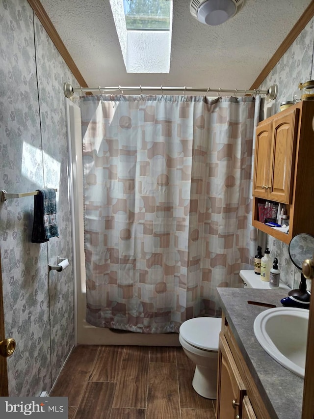 bathroom featuring wallpapered walls, a textured ceiling, toilet, ornamental molding, and shower / bath combo