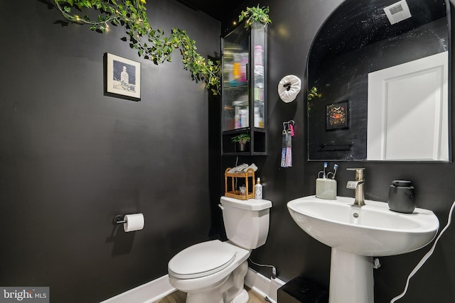 7853 Bluelick Run Rd, Baltimore, MD 21244 - bathroom featuring baseboards and toilet