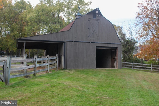 view of barn with driveway