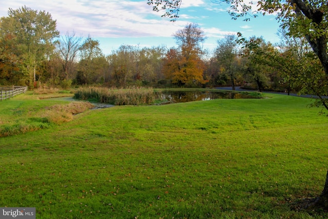 view of grassy yard featuring a water view