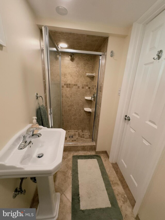 full bathroom featuring a stall shower