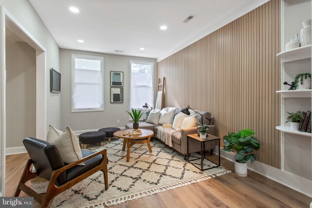 living area featuring wood finished floors, recessed lighting, and baseboards