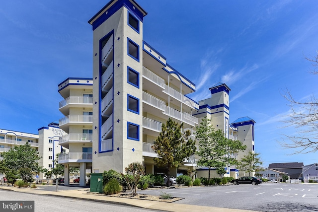 view of apartment building / complex