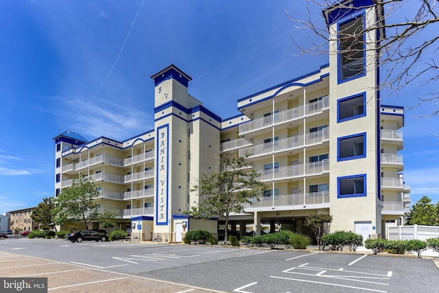 view of apartment building / complex