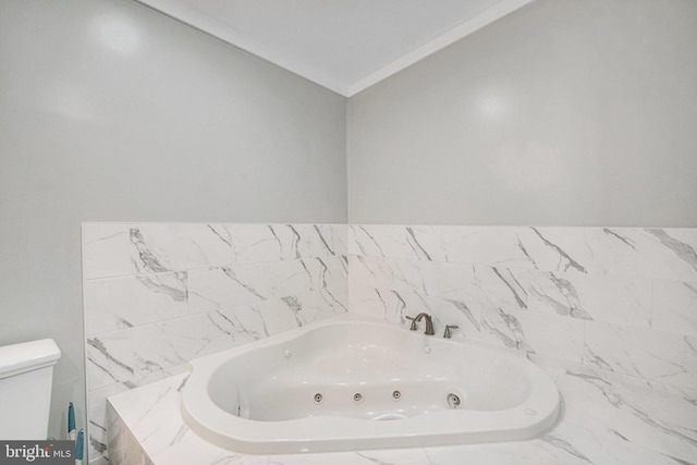 full bathroom featuring a tub with jets, lofted ceiling, and toilet