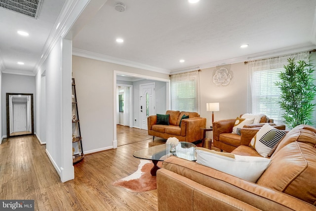 living room featuring wood finished floors, healthy amount of natural light, crown molding, recessed lighting, and baseboards