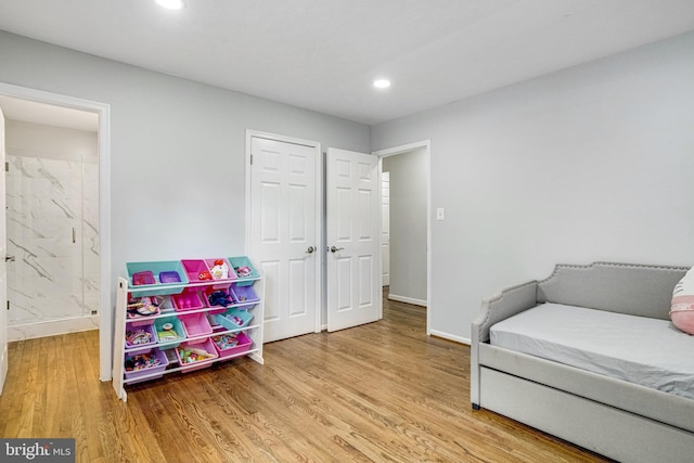 living area featuring wood finished floors, recessed lighting, and baseboards