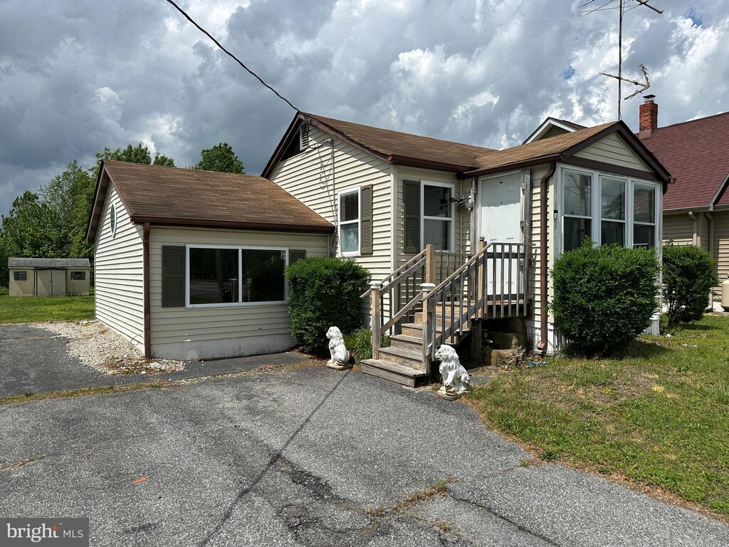5539 Dupont Pkwy, Smyrna, DE 19977 - view of front of property featuring roof with shingles