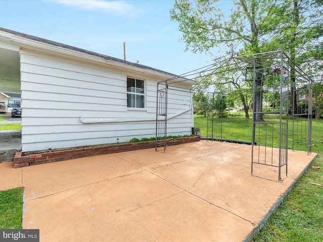 826 W 16th St, Front Royal, VA 22630 - view of patio / terrace featuring driveway