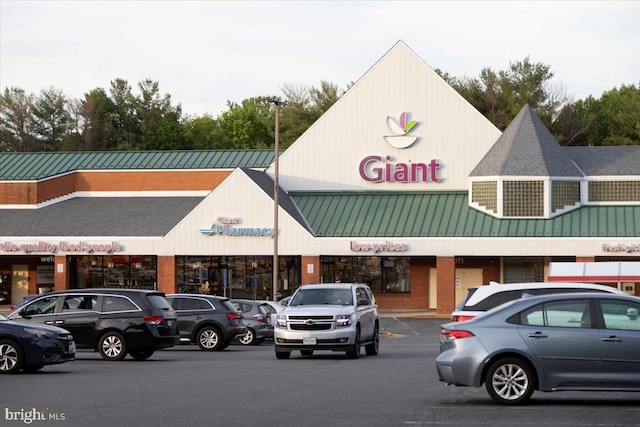 view of commercial property featuring uncovered parking