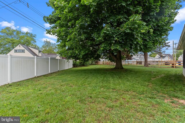 9 Queens Bridge Rd, Levittown, PA 19057 - view of yard
