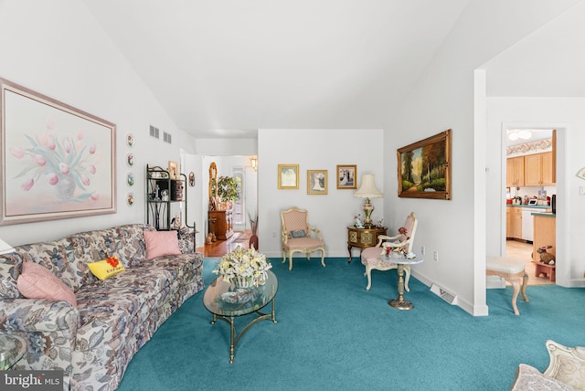 3135 Windon Ave, Lancaster, PA 17603 - carpeted living area featuring lofted ceiling