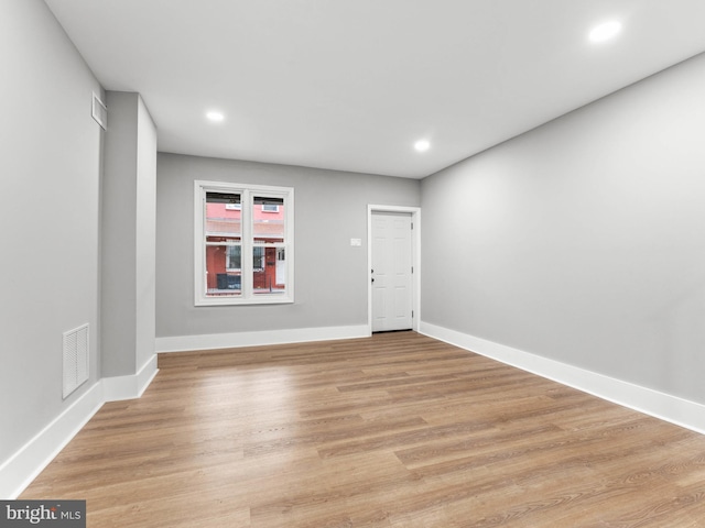 foyer featuring baseboards, light wood-style floors, and recessed lighting